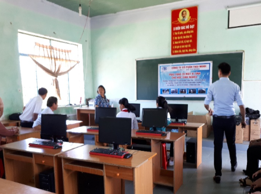 TMC tặng 20 bộ máy tính cho 2 trường THCS tại huyện M'đrăk, tỉnh Đăk Lăk