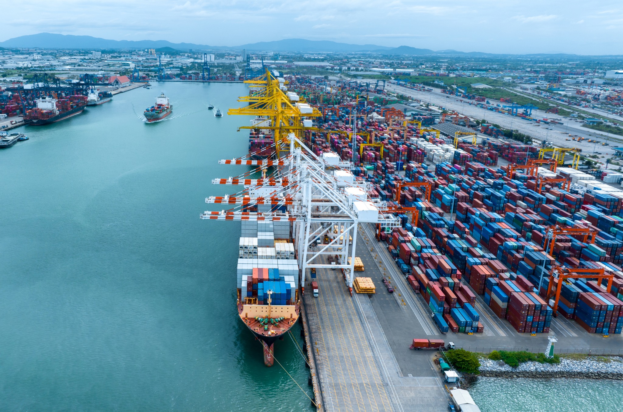 Khủng Hoảng Biển Đỏ: Giá Cước Vận Tải Container Tăng Gấp 3 Lần
